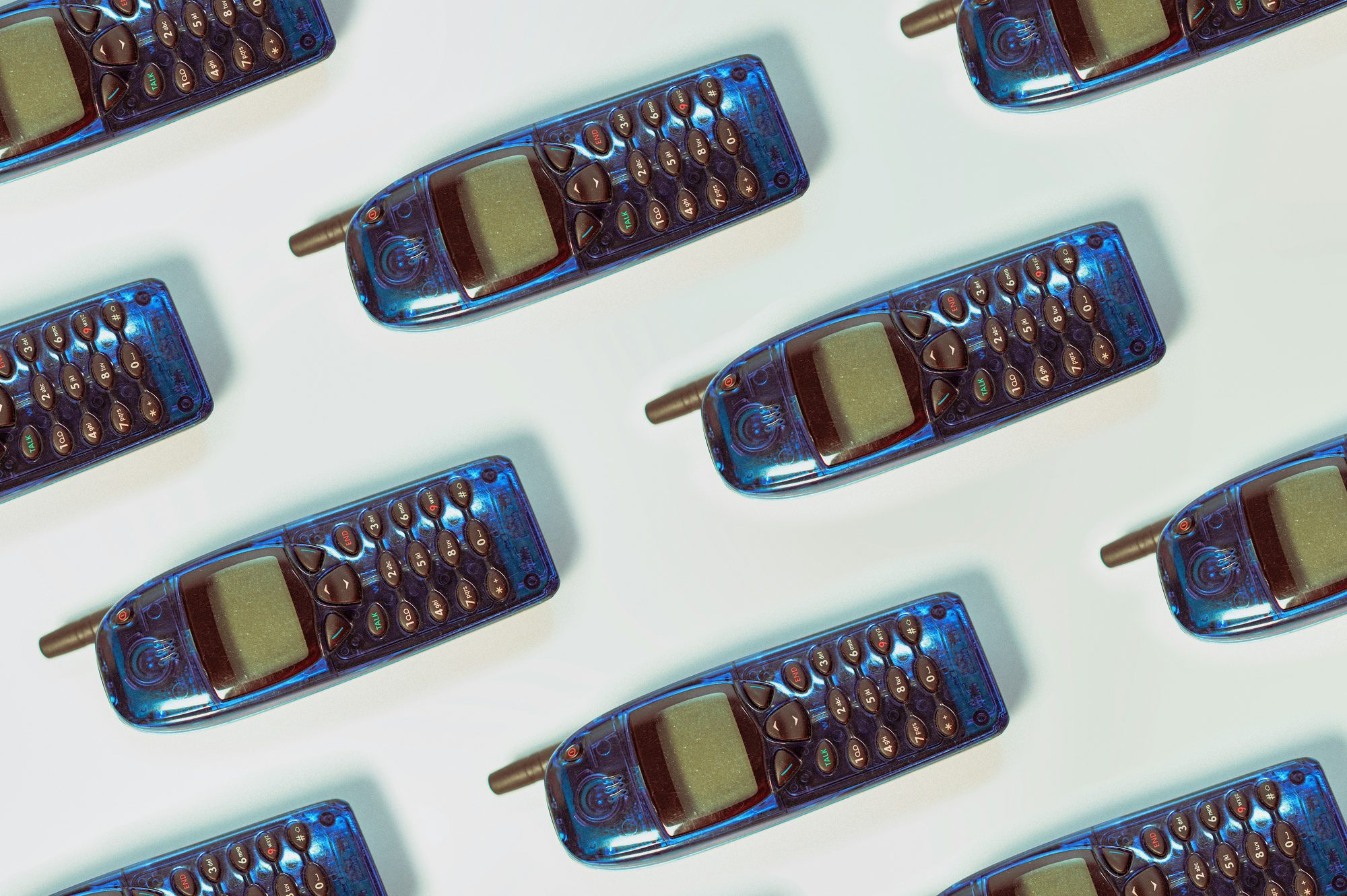 Een patroon van doorschijnend blauwe gsm's uit de jaren negentig